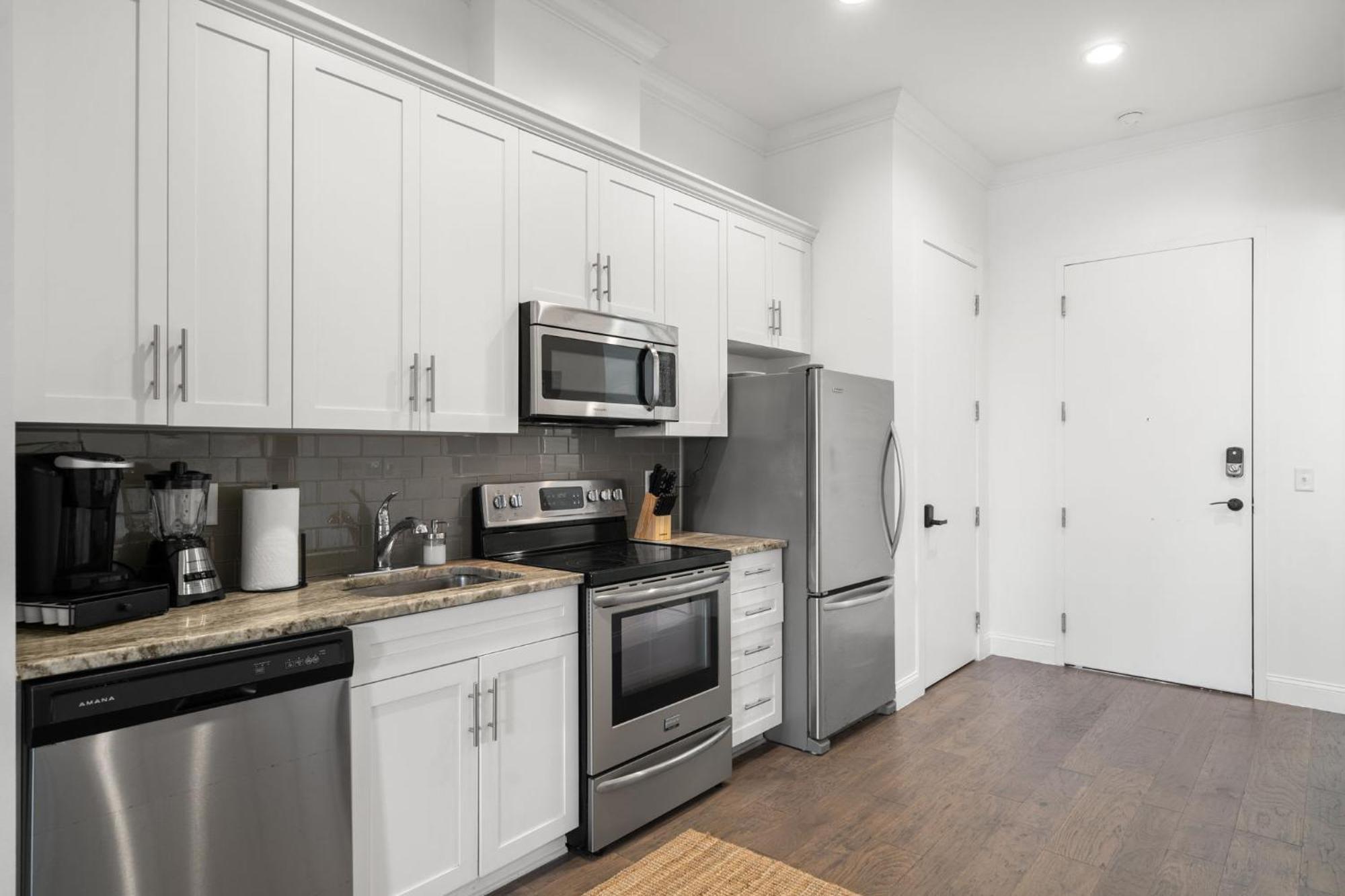 New! Rumba Roost - Upscale Ybor On 7th Ave, Shared Balcony Apartment Tampa