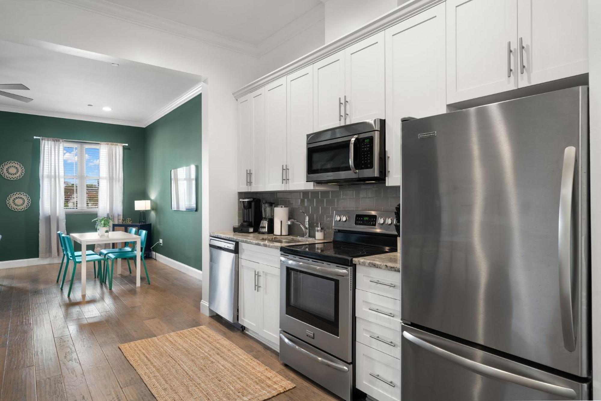 New! Rumba Roost - Upscale Ybor On 7th Ave, Shared Balcony Apartment